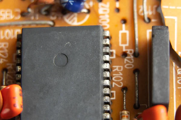 découvrez l'univers de l'électronique analogique, ses principes fondamentaux, ses applications innovantes et ses composants clés. explorez comment cette technologie influence notre quotidien et son rôle essentiel dans le développement des systèmes électroniques modernes.